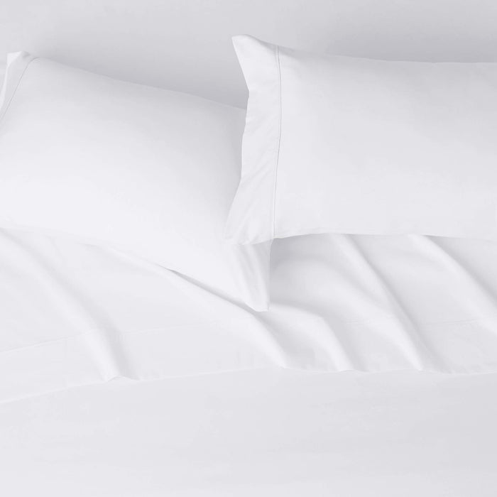 Amazon Basics - 4 Piece Microfiber Lightweight Wrinkle-free Bed Sheet Set, Super Soft Easy Care, 14'' Deep Pockets, Queen, Bright White, Solid